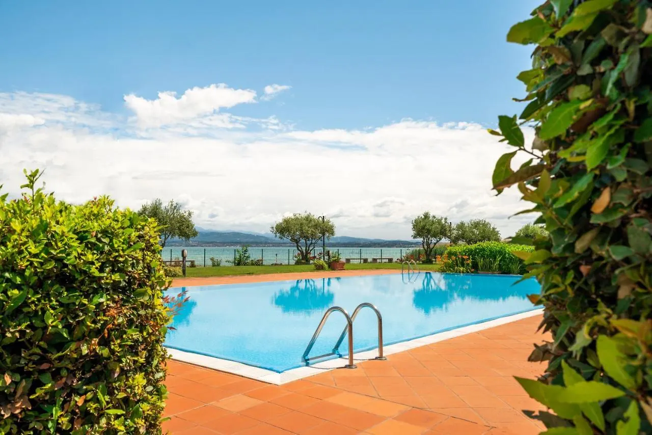 Vista - Lake & Pool Sirmione